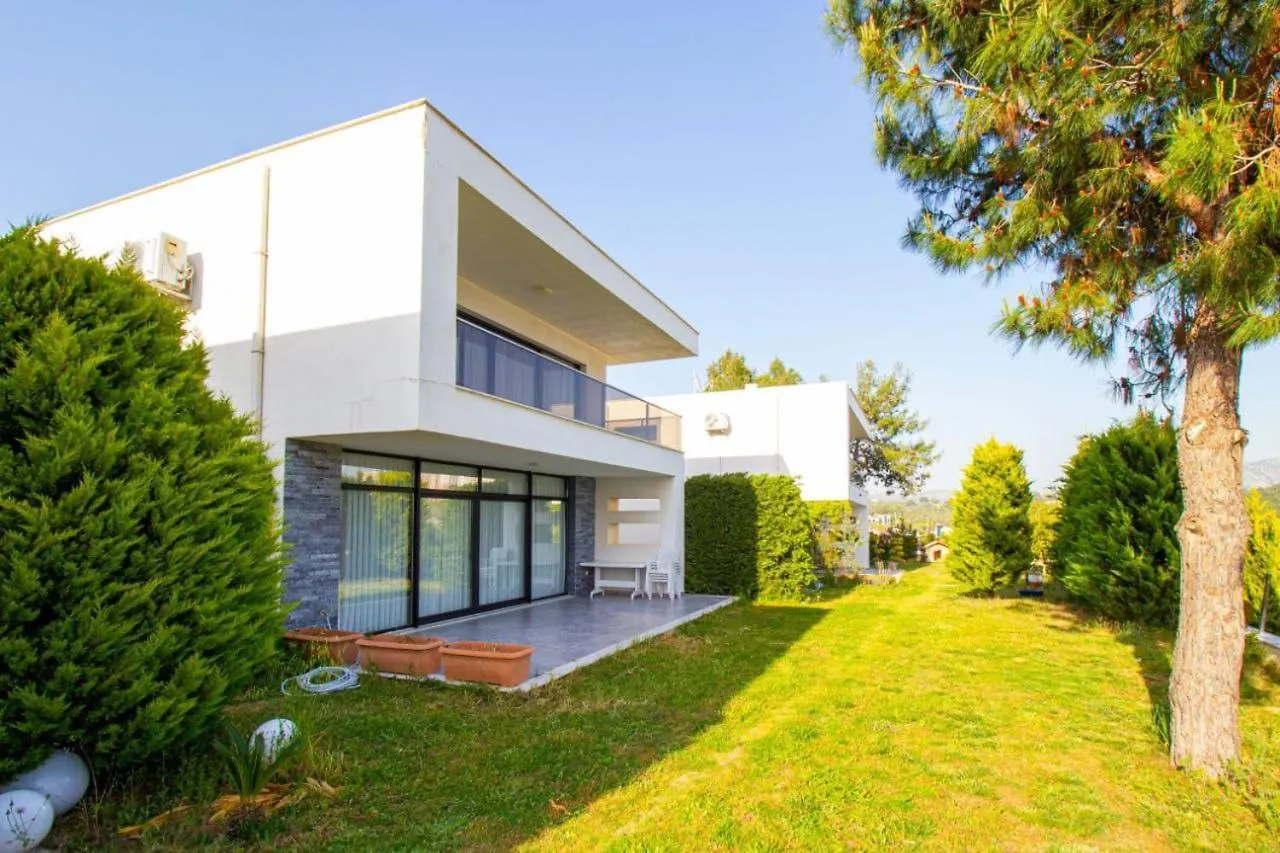 Oezel Bahceli Villa Kusadasi